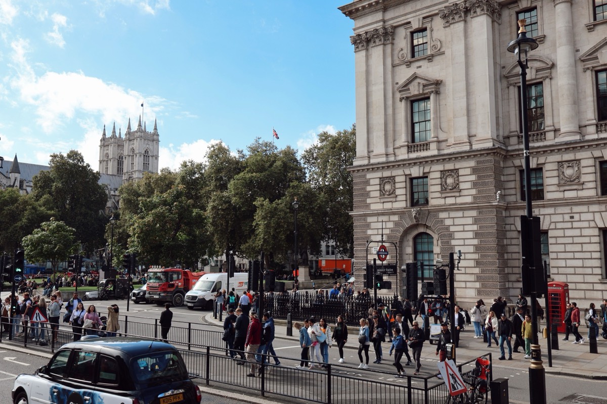 Rue animée de Londres près de l'abbaye de Westminster