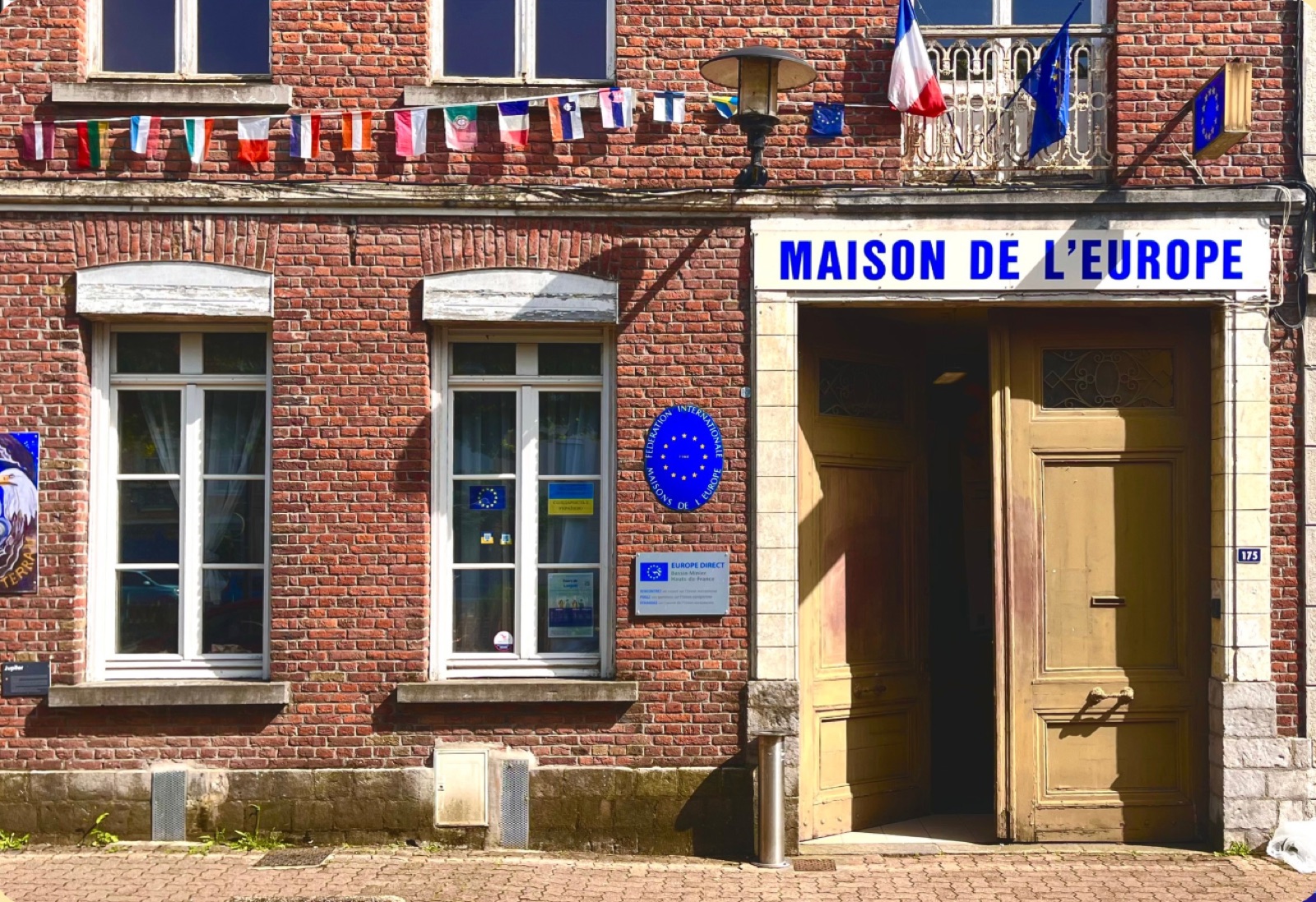 Façade de la Maison de l'Europe de Douai, quai Foch